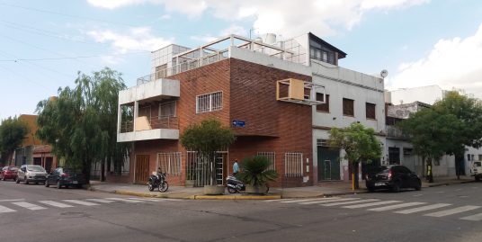 EXCELENTE CASA 5 AMBIENTES +DEPENDENCIA EN V. LUGANO