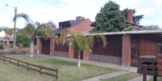 ¡¡¡¡EXCELENTE CHALET, 4 AMB CON QUINCHO Y PARQUE, EN LOTE DE 20X50 TODOS LOS SERVICIOS!!!!
