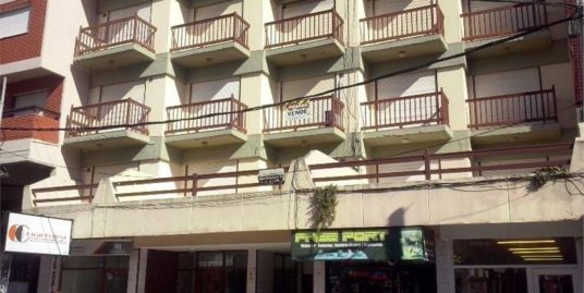 DEPARTAMENTO 2 AMBIENTES FRENTE CON COCHERA SOBRE PEATONAL